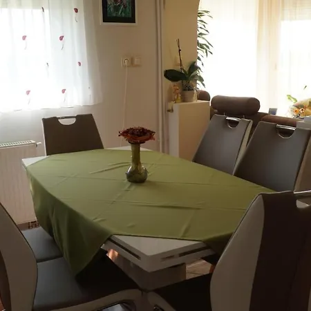 Ozgida Vendeghaz アパート